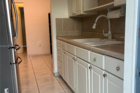 Купить кондоминиум в Норт-Майами, Флорида 1 спальня, № 1929324 - фото 3