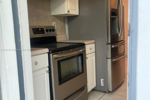 Купить кондоминиум в Норт-Майами, Флорида 1 спальня, № 1929324 - фото 2