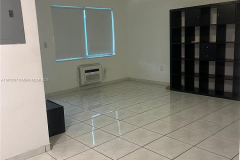 Купить кондоминиум в Норт-Майами, Флорида 1 спальня, № 1929324 - фото 4