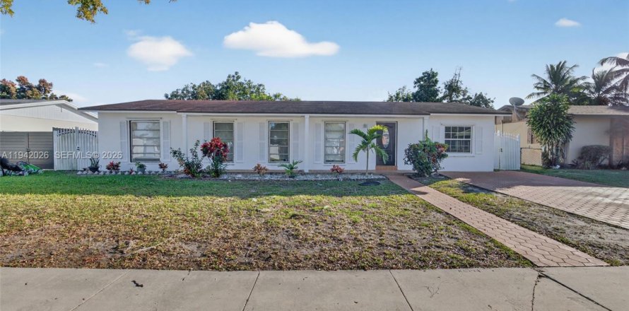 Дом в Майами, Флорида 4 спальни, 150.5м2 № 1999409