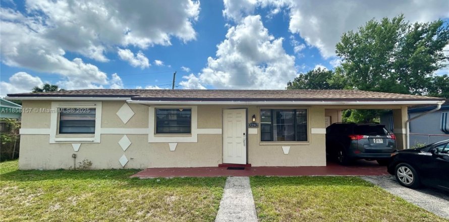 House in Lauderhill, Florida 3 bedrooms, 86.96 sq.m. № 1887206