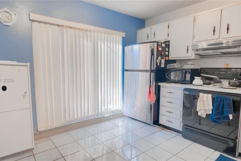 Touwnhouse à vendre à Lauderhill, Floride: 2 chambres, 101.82 m2 № 1712621 - photo 4