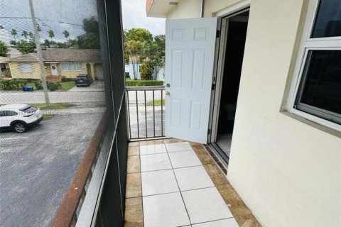 Condo in Hallandale Beach, Florida, 2 bedrooms  № 1929396 - photo 11