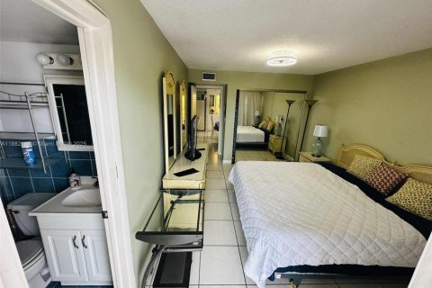 Condo in Hallandale Beach, Florida, 2 bedrooms  № 1929396 - photo 10