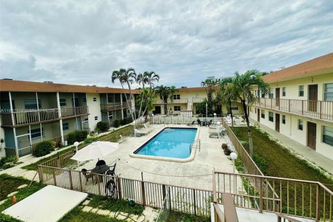 Condo in Hallandale Beach, Florida, 2 bedrooms  № 1929396 - photo 1