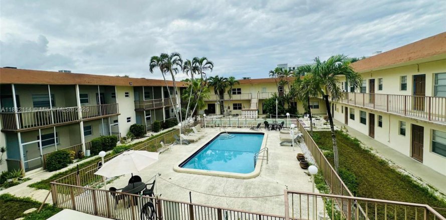 Condo in Hallandale Beach, Florida, 2 bedrooms № 1929396