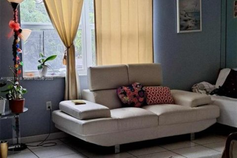 Condo in Hallandale Beach, Florida, 2 bedrooms  № 1929396 - photo 8