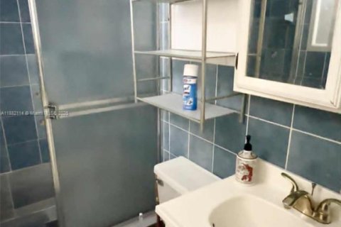 Condo in Hallandale Beach, Florida, 2 bedrooms  № 1929396 - photo 15