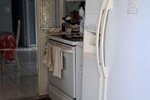 Condo in Hallandale Beach, Florida, 2 bedrooms  № 1929396 - photo 5