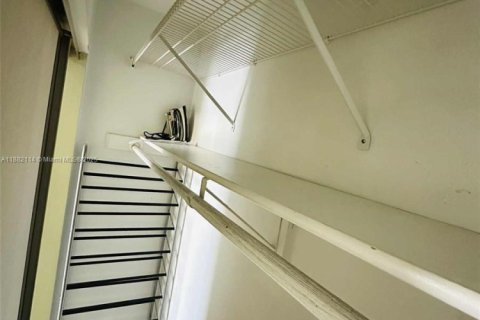 Condo in Hallandale Beach, Florida, 2 bedrooms  № 1929396 - photo 14