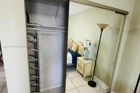 Condo in Hallandale Beach, Florida, 2 bedrooms  № 1929396 - photo 13