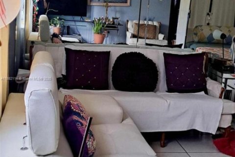 Condo in Hallandale Beach, Florida, 2 bedrooms  № 1929396 - photo 7
