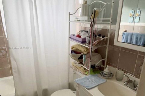 Condo in Hallandale Beach, Florida, 2 bedrooms  № 1929396 - photo 19