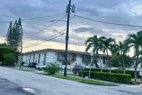 Condo in Hallandale Beach, Florida, 2 bedrooms  № 1929396 - photo 3