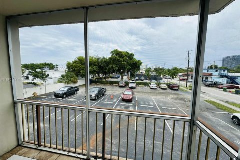 Condo in Hallandale Beach, Florida, 2 bedrooms  № 1929396 - photo 12