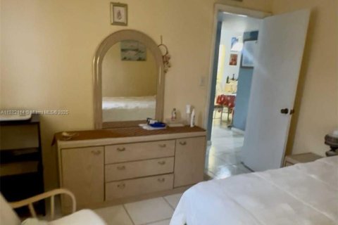 Condo in Hallandale Beach, Florida, 2 bedrooms  № 1929396 - photo 17