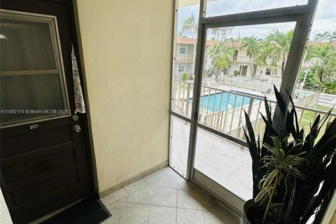 Condo in Hallandale Beach, Florida, 2 bedrooms  № 1929396 - photo 4