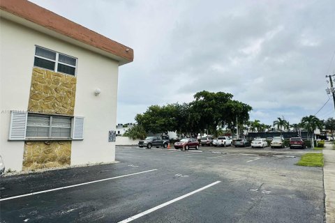 Condo in Hallandale Beach, Florida, 2 bedrooms  № 1929396 - photo 23