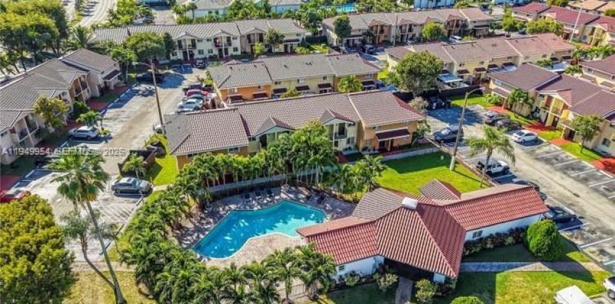 Таунхаус в Майами, Флорида 2 спальни, 88.63м2 № 2005610