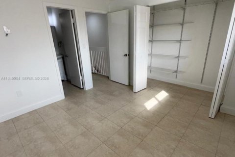 Снять в аренду таунхаус в Майами, Флорида 2 спальни, 88.63м2, № 2005610 - фото 13