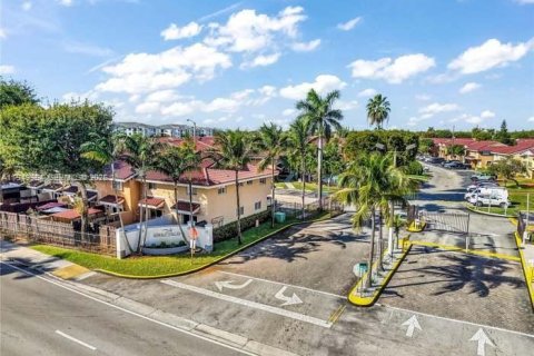 Снять в аренду таунхаус в Майами, Флорида 2 спальни, 88.63м2, № 2005610 - фото 2