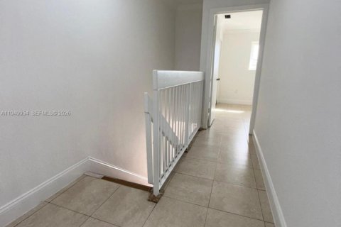 Снять в аренду таунхаус в Майами, Флорида 2 спальни, 88.63м2, № 2005610 - фото 12