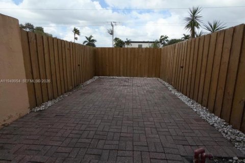 Снять в аренду таунхаус в Майами, Флорида 2 спальни, 88.63м2, № 2005610 - фото 18