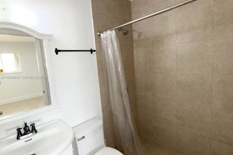 Снять в аренду таунхаус в Майами, Флорида 2 спальни, 88.63м2, № 2005610 - фото 16