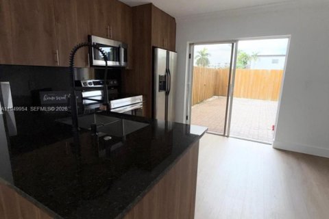 Снять в аренду таунхаус в Майами, Флорида 2 спальни, 88.63м2, № 2005610 - фото 5