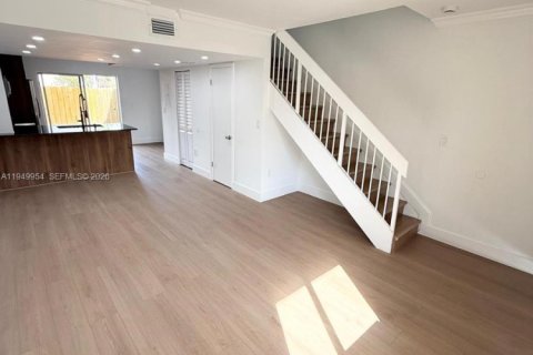 Снять в аренду таунхаус в Майами, Флорида 2 спальни, 88.63м2, № 2005610 - фото 3