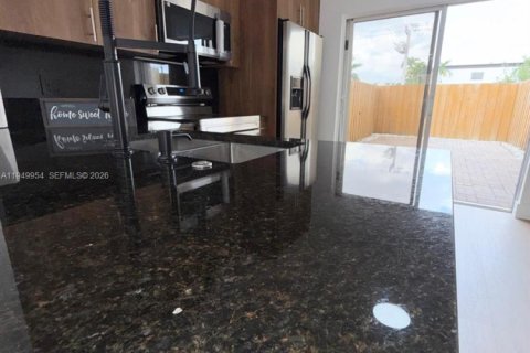 Снять в аренду таунхаус в Майами, Флорида 2 спальни, 88.63м2, № 2005610 - фото 9