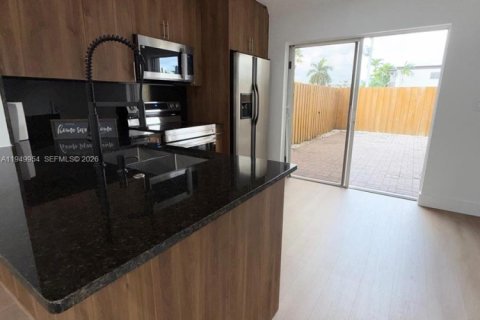 Снять в аренду таунхаус в Майами, Флорида 2 спальни, 88.63м2, № 2005610 - фото 8