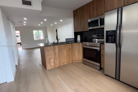 Снять в аренду таунхаус в Майами, Флорида 2 спальни, 88.63м2, № 2005610 - фото 6