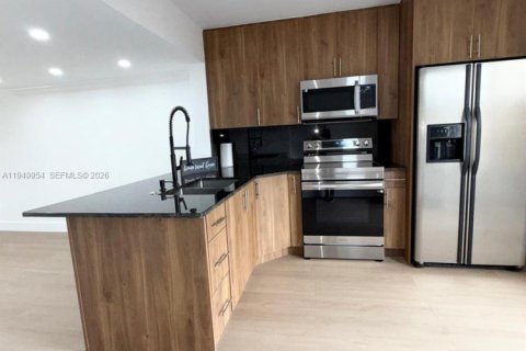 Снять в аренду таунхаус в Майами, Флорида 2 спальни, 88.63м2, № 2005610 - фото 7