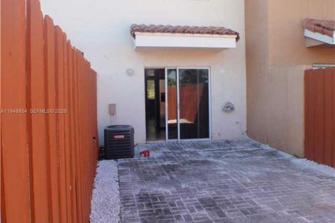 Снять в аренду таунхаус в Майами, Флорида 2 спальни, 88.63м2, № 2005610 - фото 17