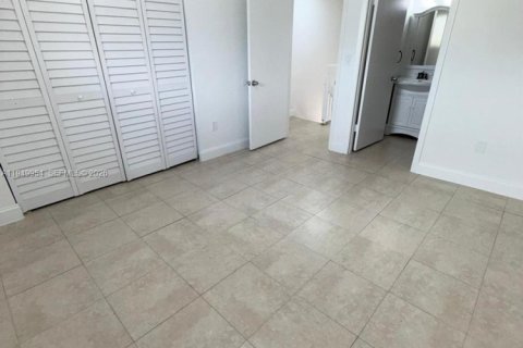 Снять в аренду таунхаус в Майами, Флорида 2 спальни, 88.63м2, № 2005610 - фото 15