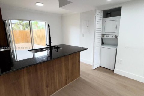 Снять в аренду таунхаус в Майами, Флорида 2 спальни, 88.63м2, № 2005610 - фото 4