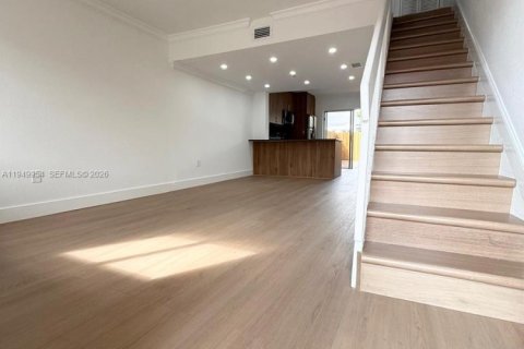 Снять в аренду таунхаус в Майами, Флорида 2 спальни, 88.63м2, № 2005610 - фото 11