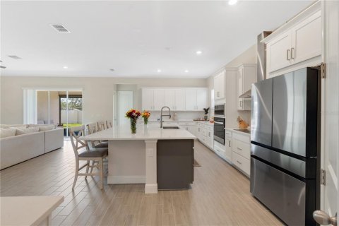 Casa en venta en Orlando, Florida, 7 dormitorios, 408.96 m2 № 1901901 - foto 2