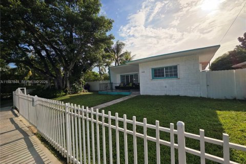 Villa ou maison à vendre à North Miami, Floride: 4 chambres, 172.43 m2 № 2084588 - photo 2