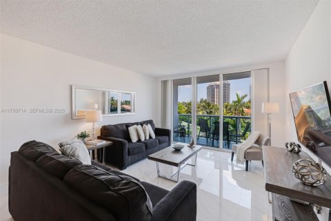 Condo in Sunny Isles Beach, Florida, 1 bedroom № 2186231 - photo 11