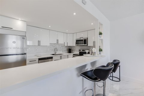 Condo in Sunny Isles Beach, Florida, 1 bedroom № 2186231 - photo 16