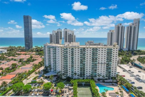 Condo in Sunny Isles Beach, Florida, 1 bedroom № 2186231 - photo 4
