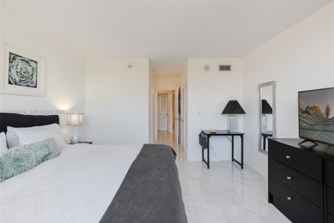 Condo in Sunny Isles Beach, Florida, 1 bedroom № 2186231 - photo 25