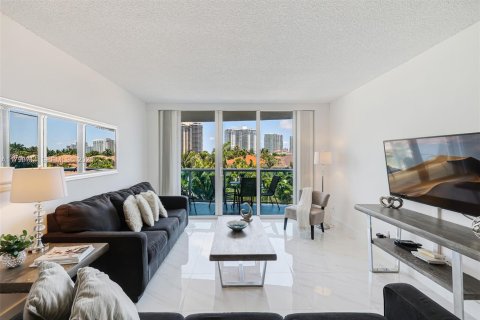 Condo in Sunny Isles Beach, Florida, 1 bedroom № 2186231 - photo 2