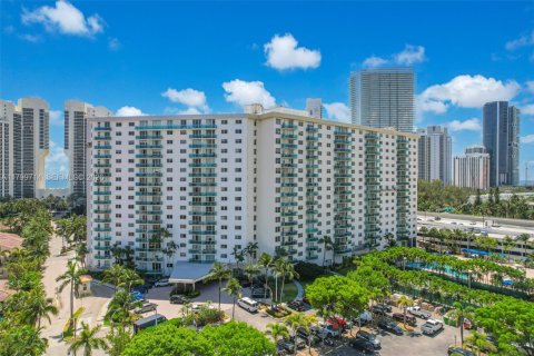 Condo in Sunny Isles Beach, Florida, 1 bedroom № 2186231 - photo 3