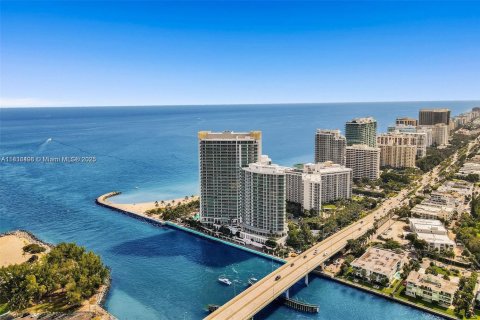 Condominio en venta en Bal Harbour, Florida, 3 dormitorios, 120.77 m2 № 1934807 - foto 1