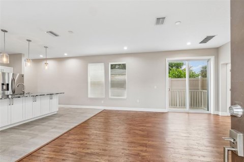 House in Tampa, Florida 3 bedrooms, 240.9 sq.m. № 2234504 - photo 3