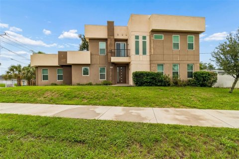 House in Tampa, Florida 3 bedrooms, 240.9 sq.m. № 2234504 - photo 2