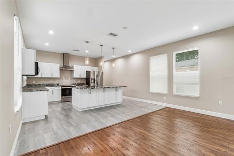 House in Tampa, Florida 3 bedrooms, 240.9 sq.m. № 2234504 - photo 4